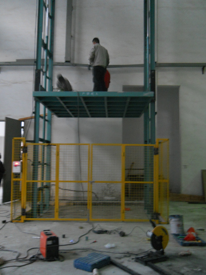 導(dǎo)軌式液壓升降機